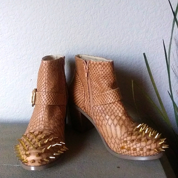 NWOB Liliana Steampunk Faux Snake Gold Spike Zip Ankle Boots. 7.5M - Picture 1 of 10